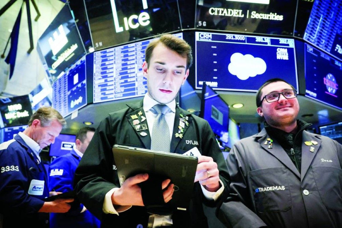 «وول ستريت» تتخلى عن مستويات قياسية.. والبنوك تهبط بأسهم أوروبا