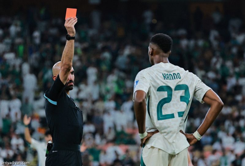 «الأخضر».. الأربعاء يوم أحمر بـ16 بطاقة