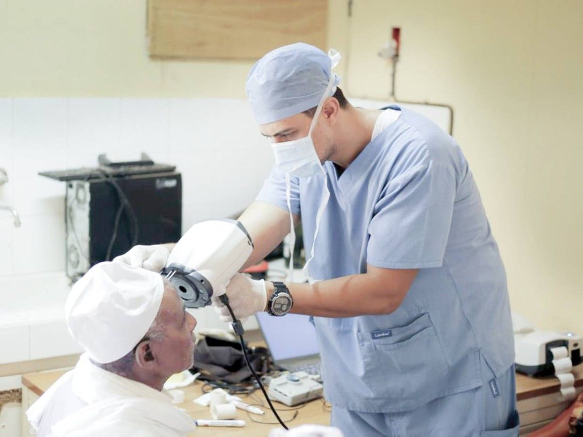 «فريق عين العالم».. مبادرة إنسانية من دبي تعيد النور لآلاف المرضى حول العالم