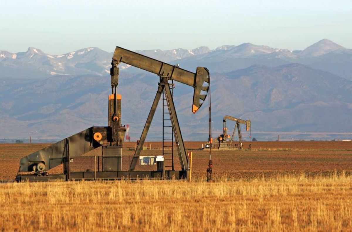 النفط يتراجع مع تلاشي علاوة المخاطر