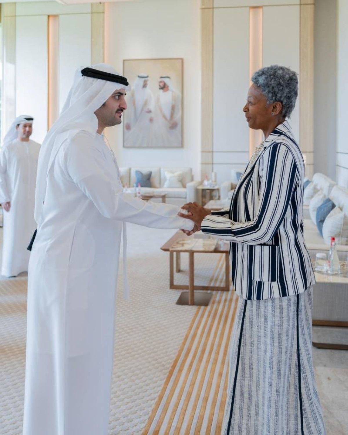 مكتوم بن محمد: الإمارات تمضي في توطيد شراكاتها مع مجتمع المال والأعمال العالمي