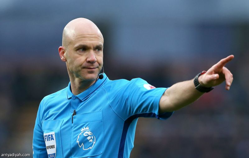 حكم إنجليزي يمنع عائلته من حضور المباريات