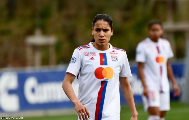 أمل لاعبة العلا تعلق الحذاء الأزرق