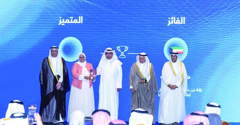 سلطان الدبوس متسلّماً جائزة تكريم بنك الائتمان