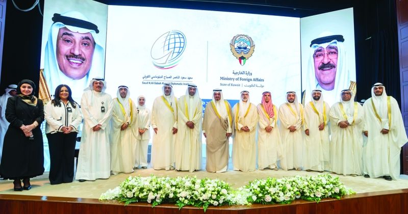 سمو رئيس الوزراء ووزير الخارجية في لقطة جماعية مع عدد من المسؤولين خلال الحفل