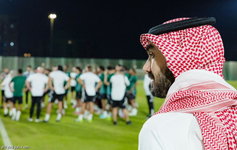وزير الرياضة يحفز الأخضر