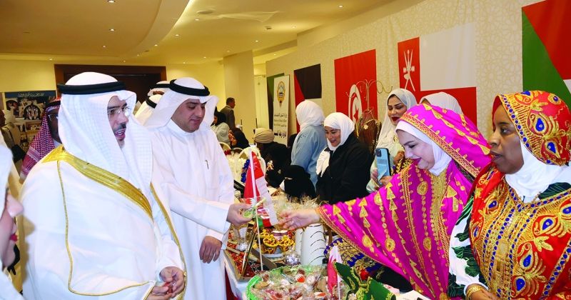 العجمي خلال جولته في المعرض المصاحب للاحتفالية