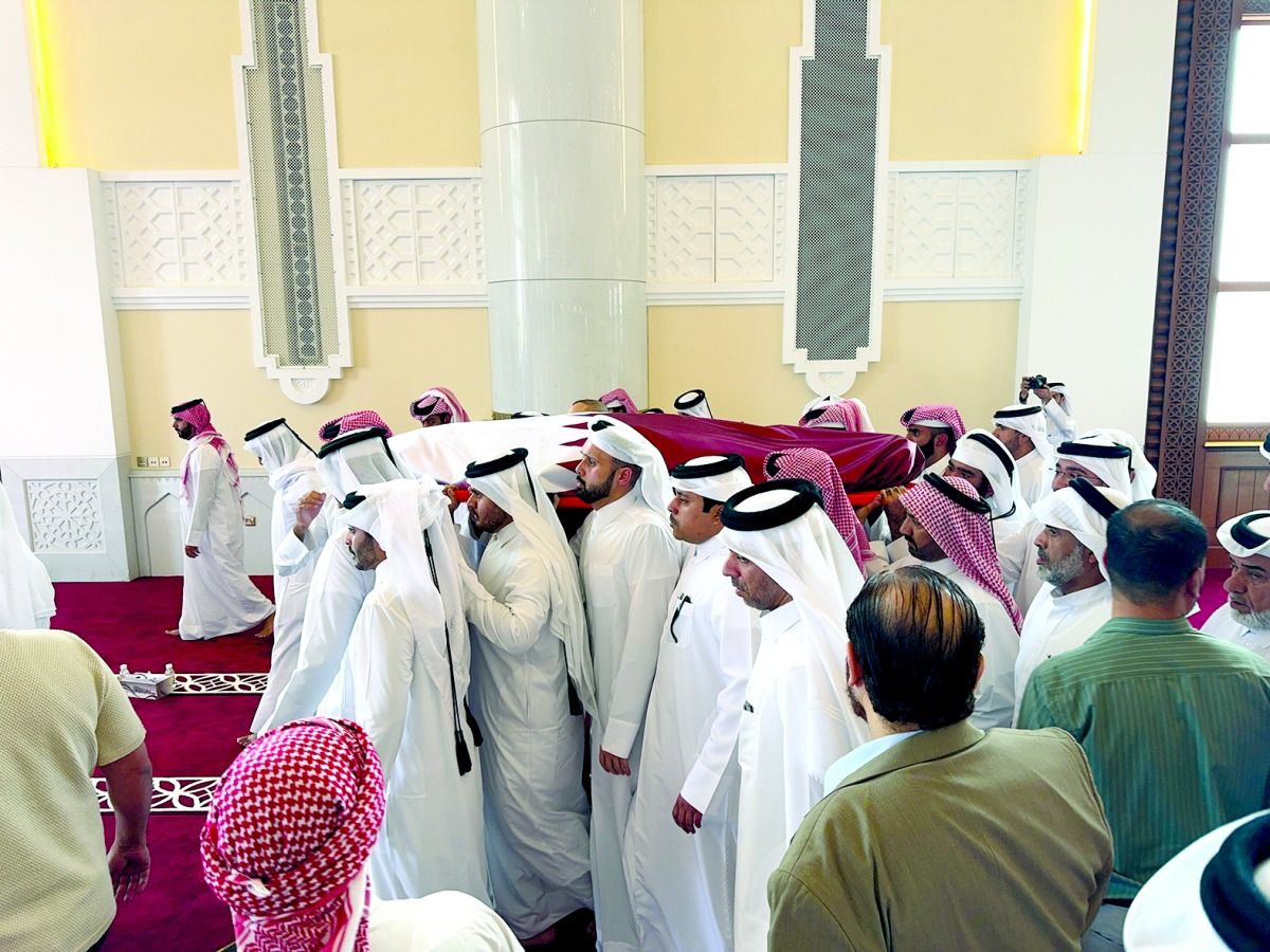 مواطنون ومقيمون يشيّعون جنازة منتسبي الديوان الأميري