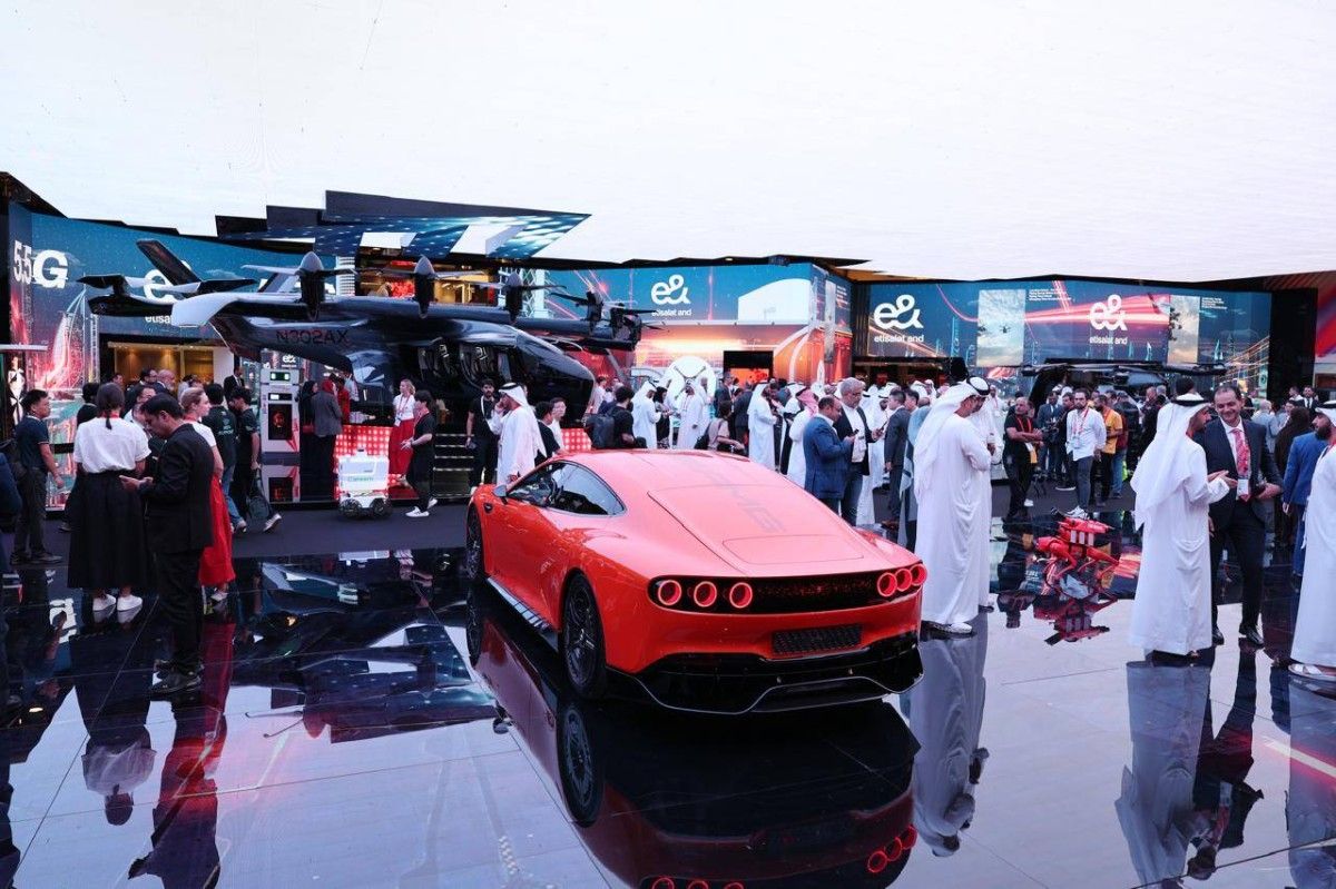 "إي آند الإمارات" تستعرض مستقبل الاتصال والذكاء الاصطناعي في "جيتكس 2025"