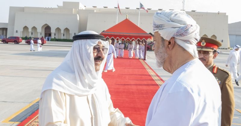 سمو الأمير يعود إلى البلاد بعد زيارة أخوية إلى سلطنة عمان