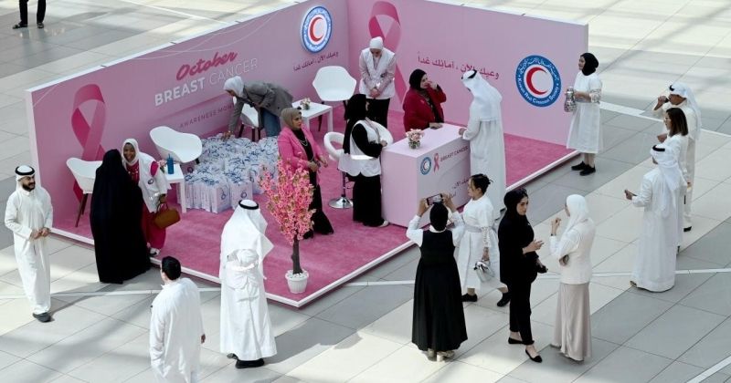«الهلال الأحمر» توعّي بسرطان الثدي