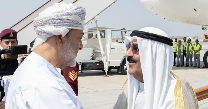 سمو الأمير يصل إلى سلطنة عمان والسلطان هيثم بن طارق المعظم على رأس مستقبليه