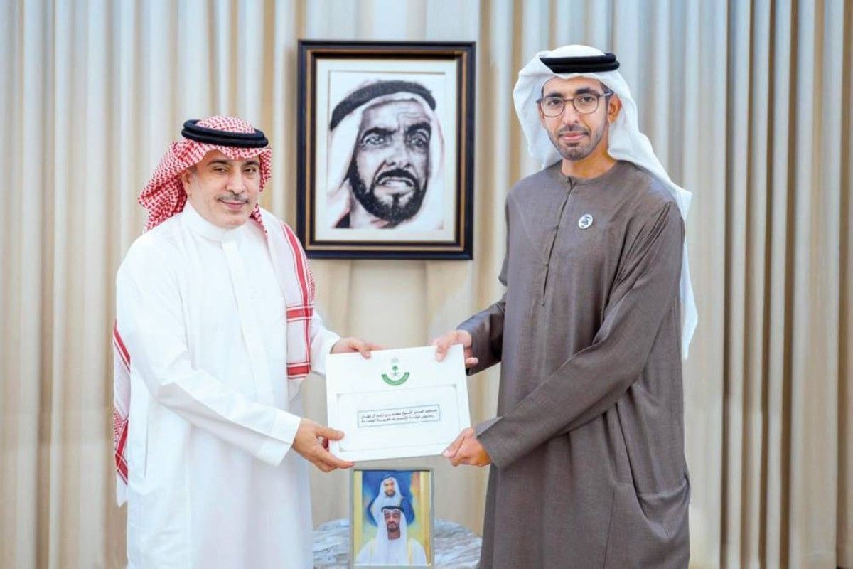 شخبوط بن نهيان خلال تسلم الرسالة من سلطان العنقري