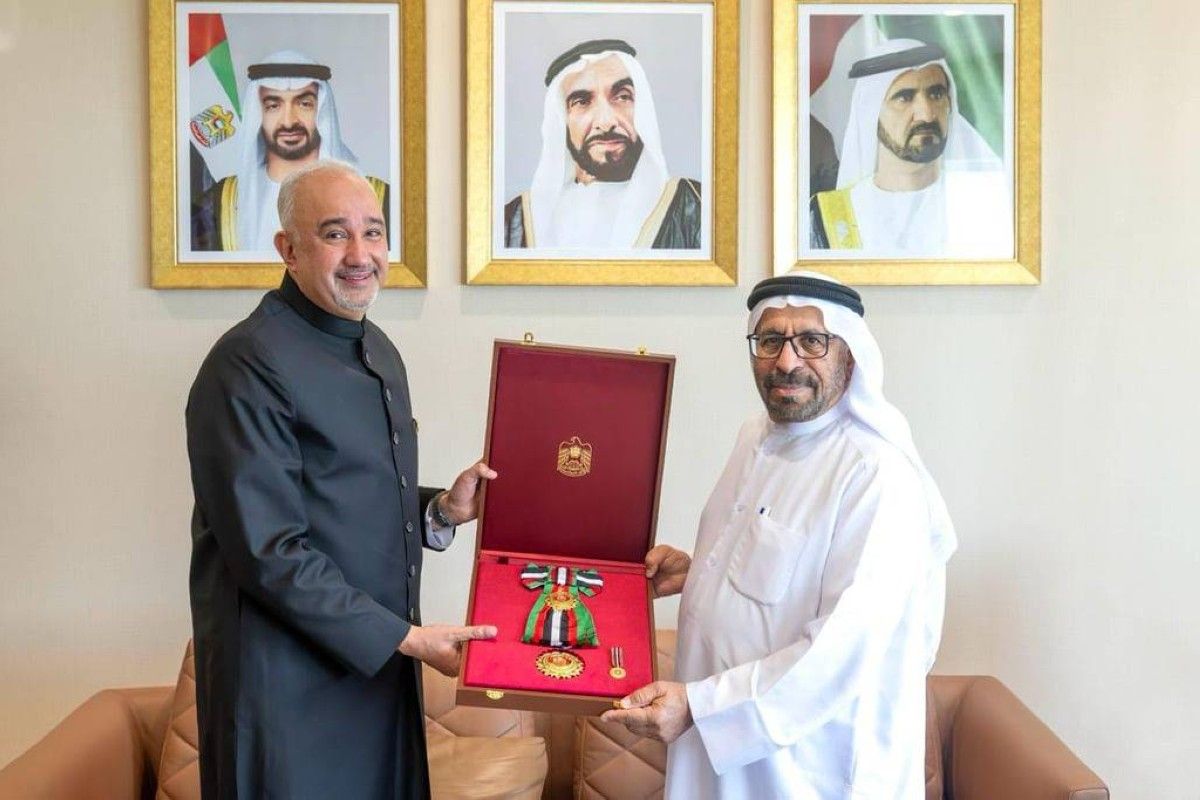 رئيس الدولة يمنح السفير الباكستاني وسام زايد الثاني من الطبقة الأولى