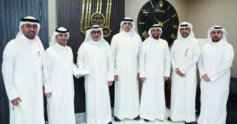 ممثلو جمعية مشرف خلال تقديم شيك زكاة الجمعية لبيت الزكاة
