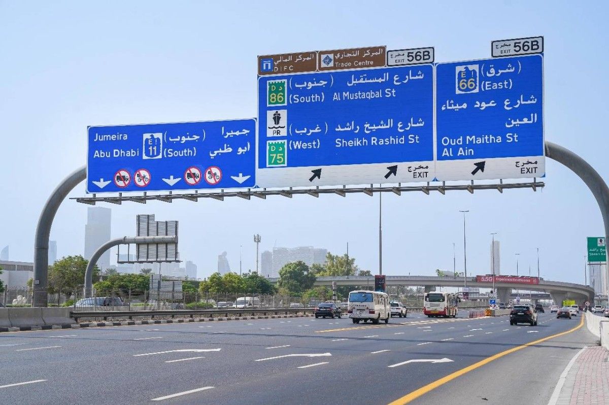 "طرق دبي" والشرطة تعلنان عن تقنين قيادة دراجات التوصيل على المسارات السريعة في شوارع الإمارة