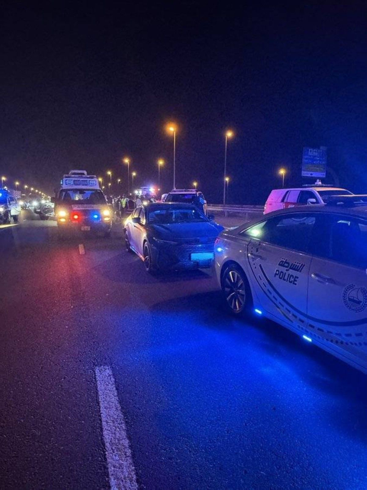 شرطة دبي تنقذ سائقة تعطّل مثبت سرعة مركبتها على شارع الإمارات
