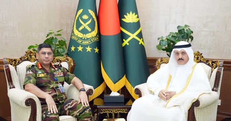 السفير حيات يبحث مع قائد الجيش البنغلاديشي التعاون العسكري بين البلدين