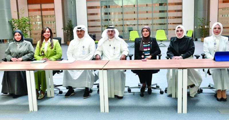 رئيس المؤتمر يتوسّط أعضاء اللجنة المنظمة للمؤتمر الدولي لتطوير التعليم