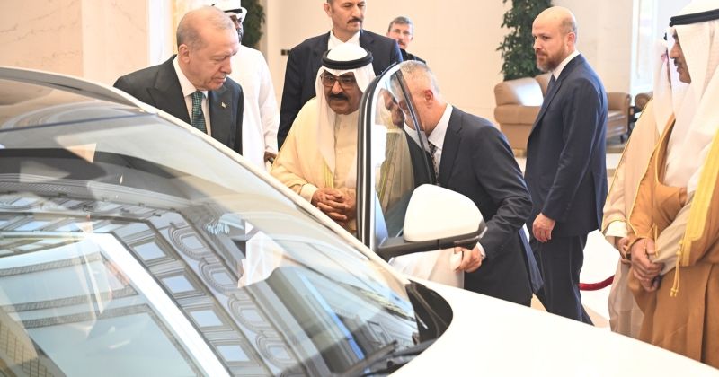 سمو الأمير يتلقى هدية من الرئيس التركي.. سيارة كهربائية من نوع «توغ»