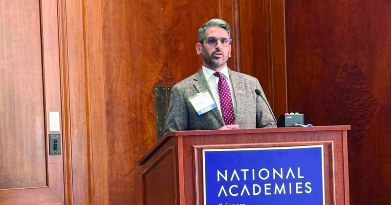 حمد ياسين متحدثاً خلال المحاضرة