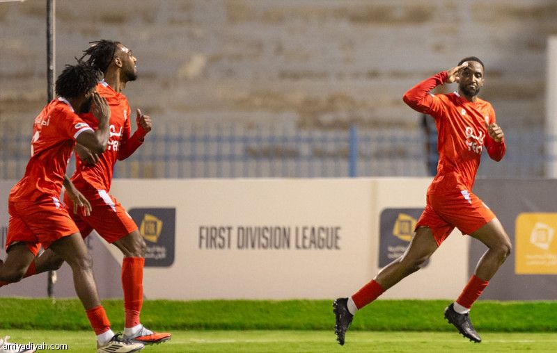 العربي يكسب الرائد