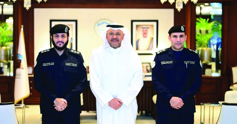 محافظ الفروانية متوسطاً العميد الغصاب والعقيد النامي