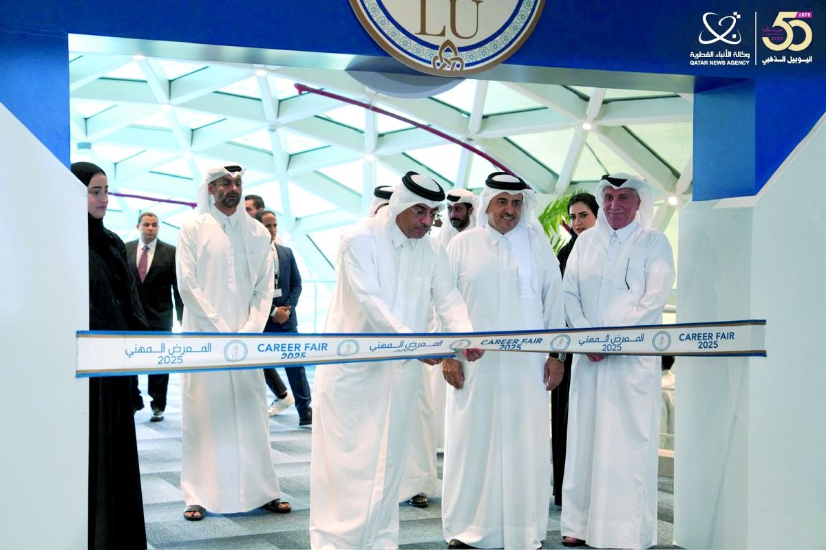 وزير العمل يفتتح المعرض المهني لجامعة لوسيل