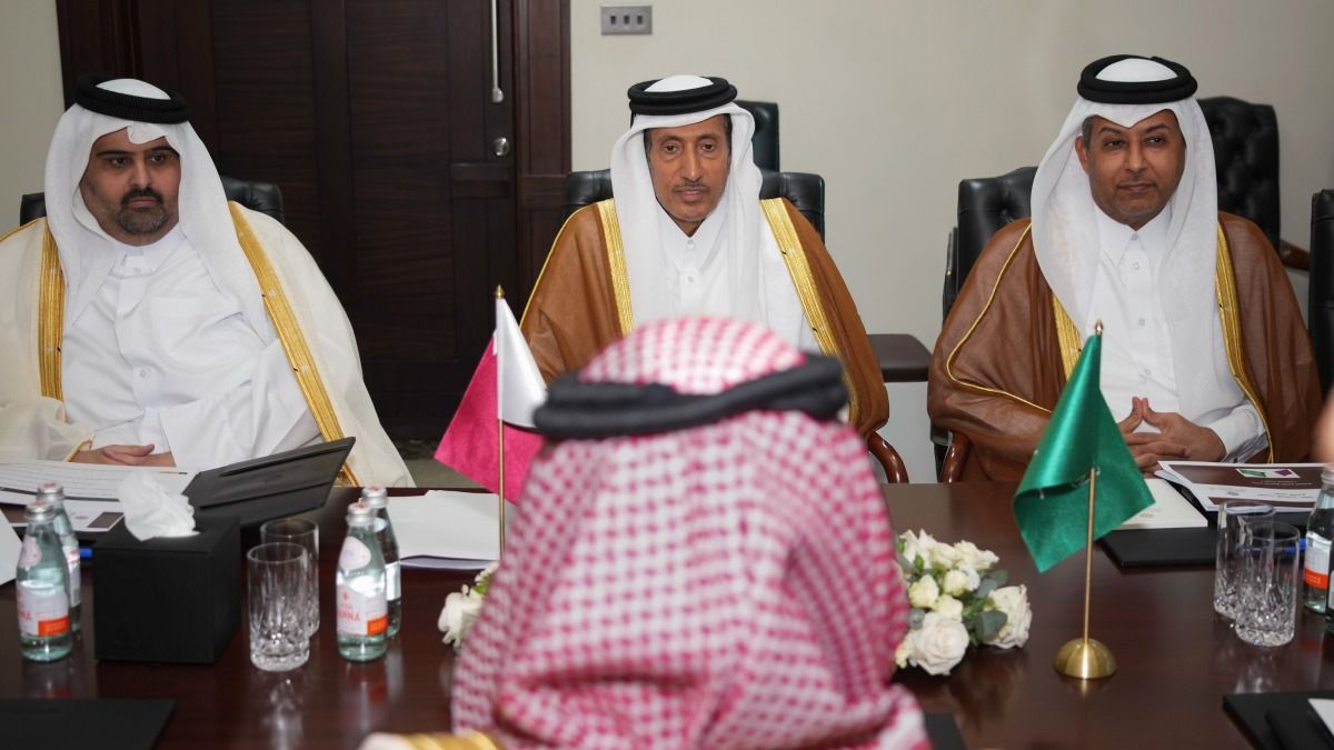 رئيس المؤسسة القطرية للإعلام يجتمع مع وزير الإعلام السعودي