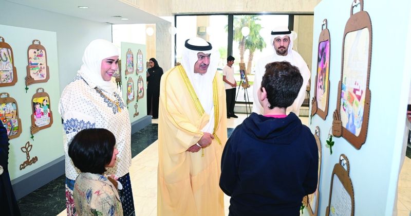 المحافظ خلال جولته في معرض «الجهراء التعليمية»