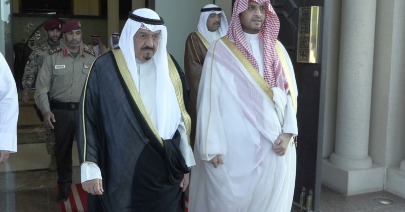 ممثل خادم الحرمين وولي العهد السعودي يقدم واجب العزاء في وفاة الشيخ علي عبدالله الأحمد الجابر الصباح