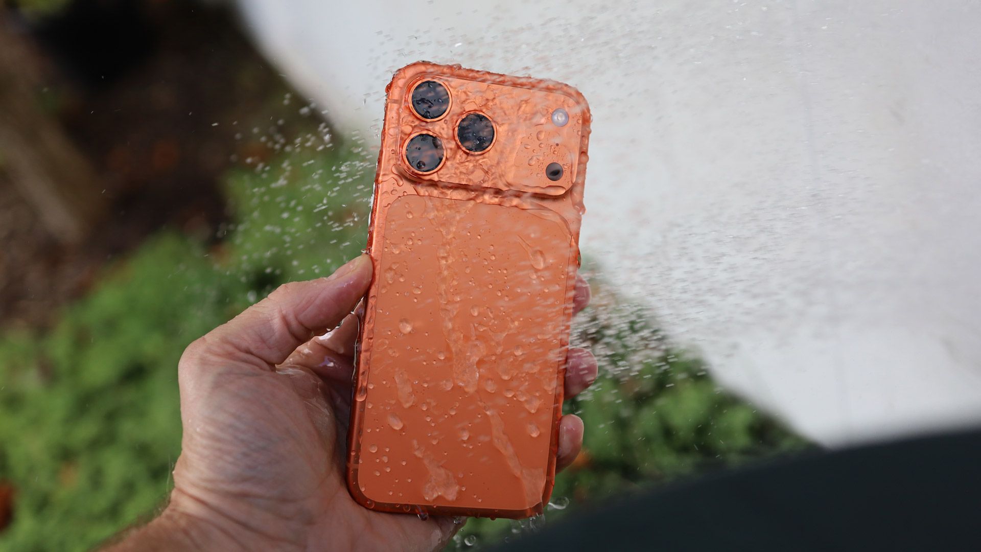 تغير لون هاتف “أيفون 17برو” من البرتقالي للوردي.. ما القصة؟