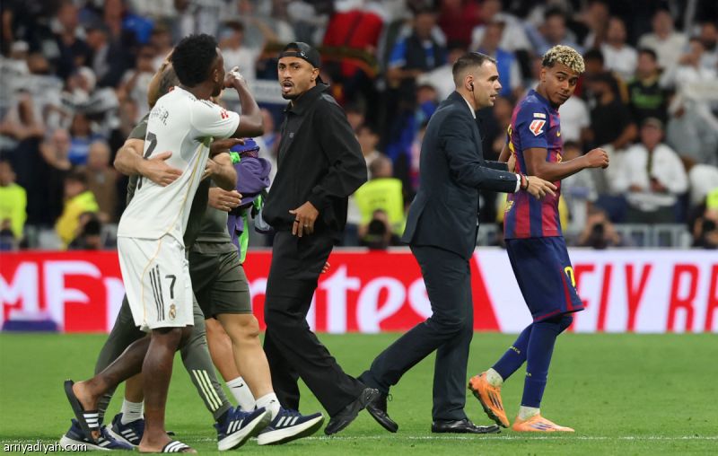 «الكلاسيكو».. دي يونج ينتقد استفزاز كارفاخال