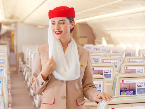 أسرار خطيرة تكشفها مضيفة طيران.. احذرو ارتداء هذا النوع من الملابس أثناء الرحلات الجوية