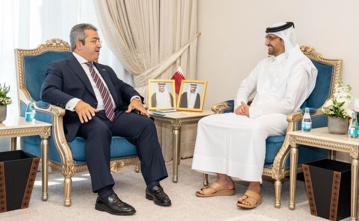وزير العدل ووزير الدولة لشؤون مجلس الوزراء يجتمع مع السفير المصري