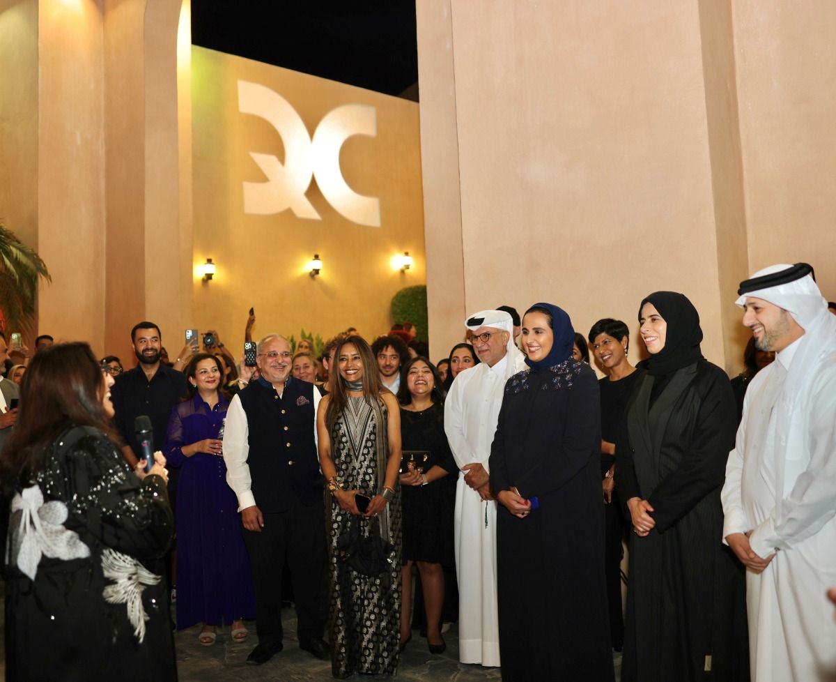 رئيس مجلس أمناء متاحف قطر تفتتح معرض مقبول فدا حسين: جذور وعصور بكتارا