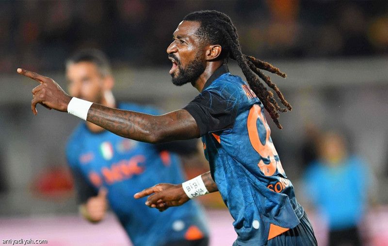 أنجيسا يقود نابولي إلى الصدارة