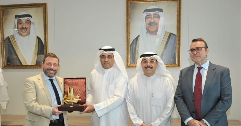 درع تكريمية من جامعة الكويت لرئيس بعثة جامعة برمنغهام