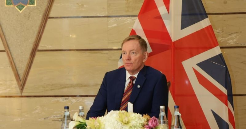 وزير التجارة البريطاني متحدثا بالمؤتمر