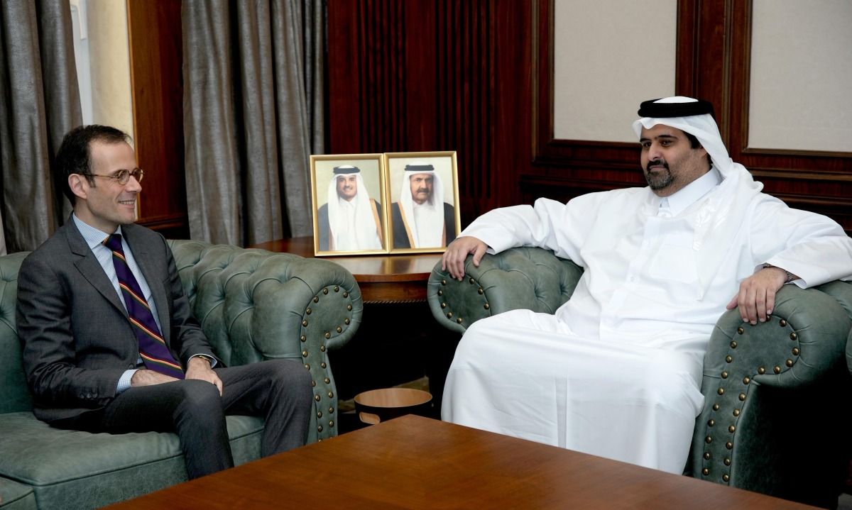 الرئيس التنفيذي للمؤسسة القطرية للإعلام يجتمع مع السفير الفرنسي