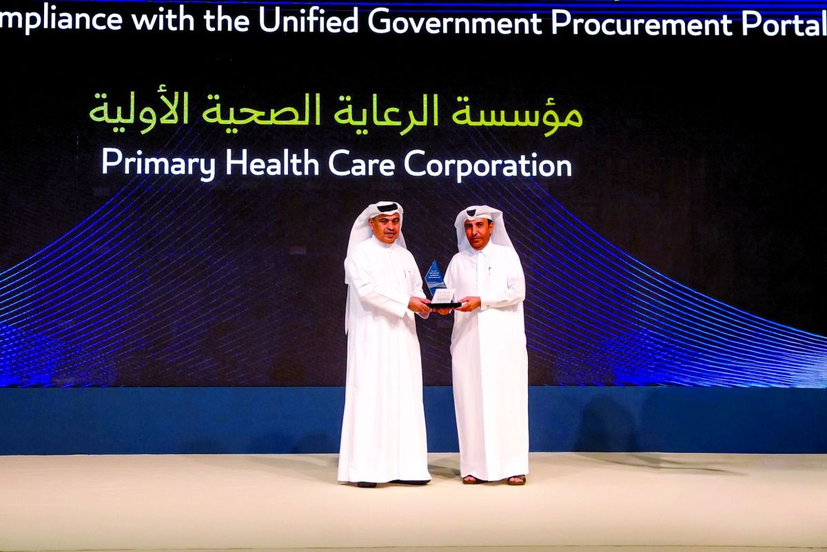 وزير المالية يُكرّم «الرعاية الصحية»