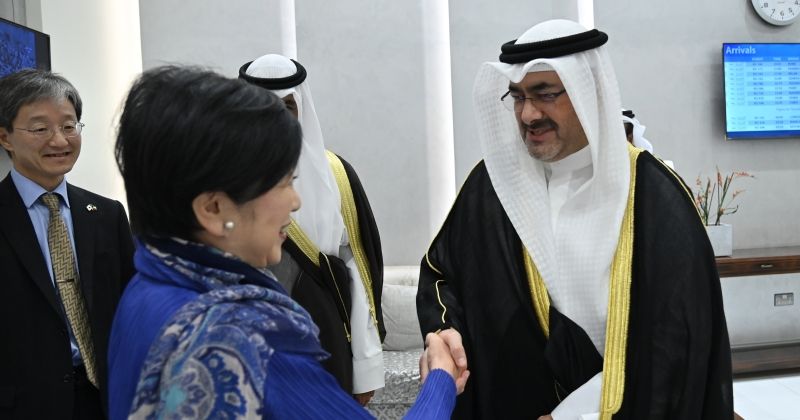 حاكمة طوكيو تصل إلى الكويت