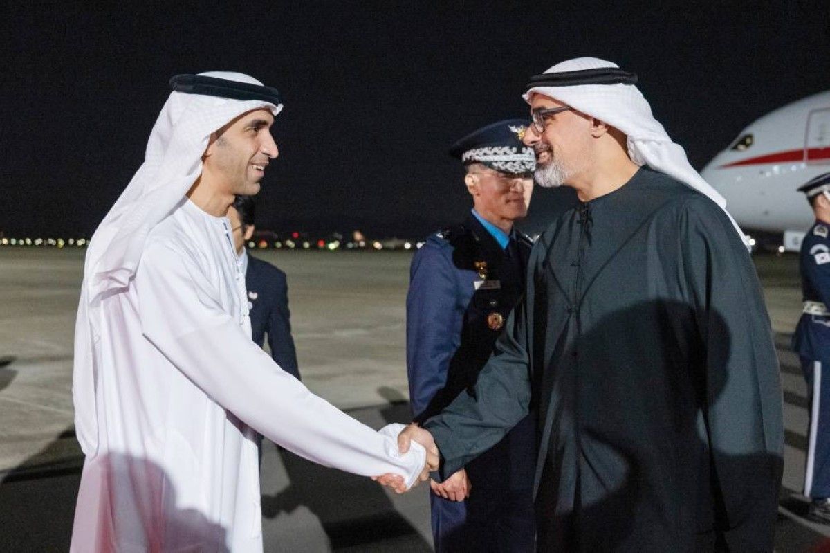 سموه مصافحاً ثاني الزيودي