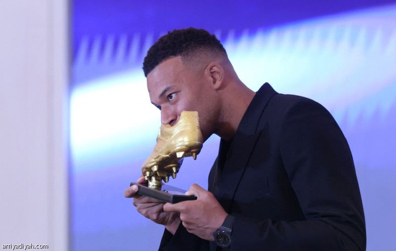 مبابي يتسلم جائزة الحذاء الذهبي