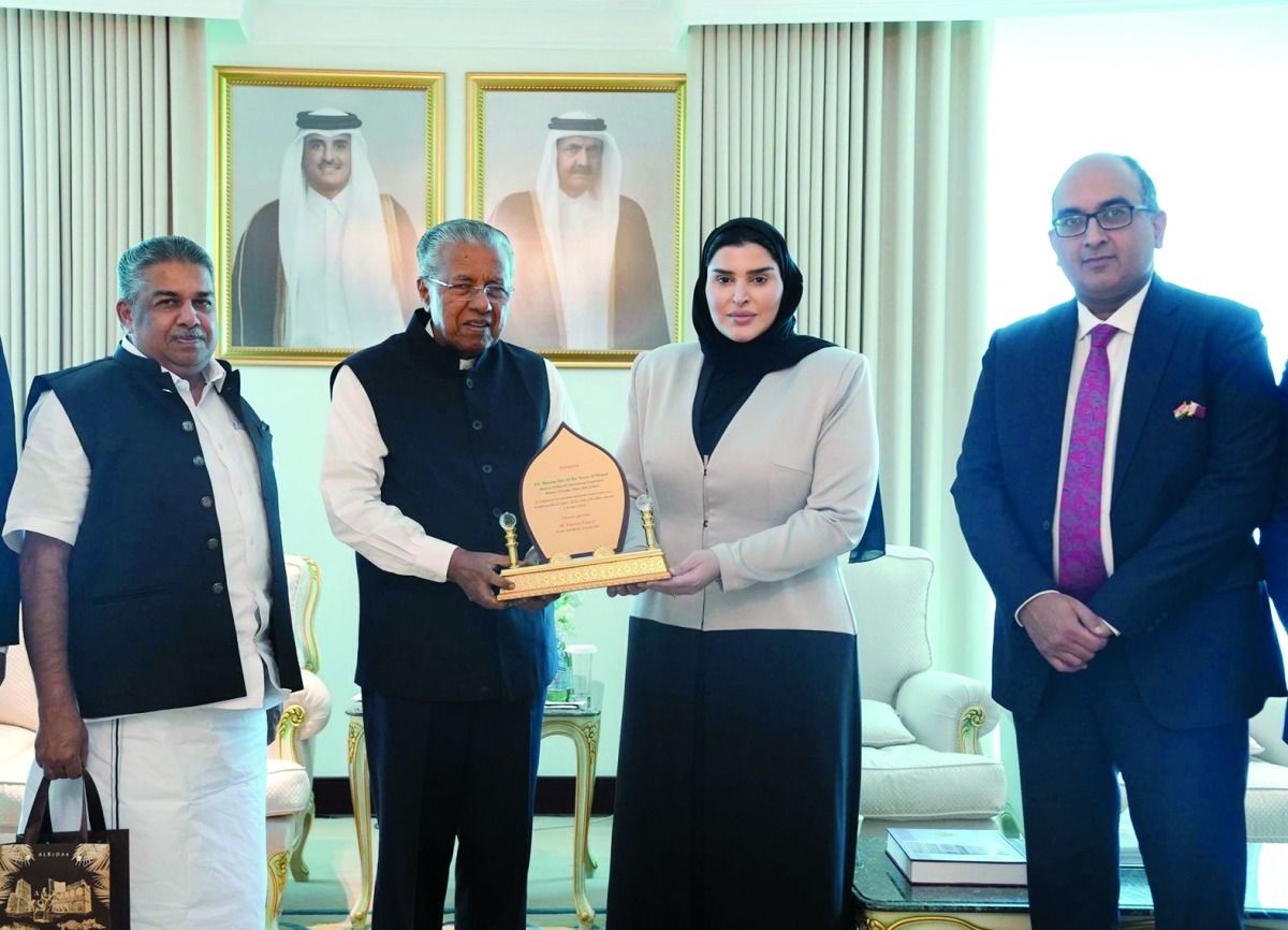 مريم المسند تتسلم درع الإنسانية من رئيس وزراء كيرالا الهندية