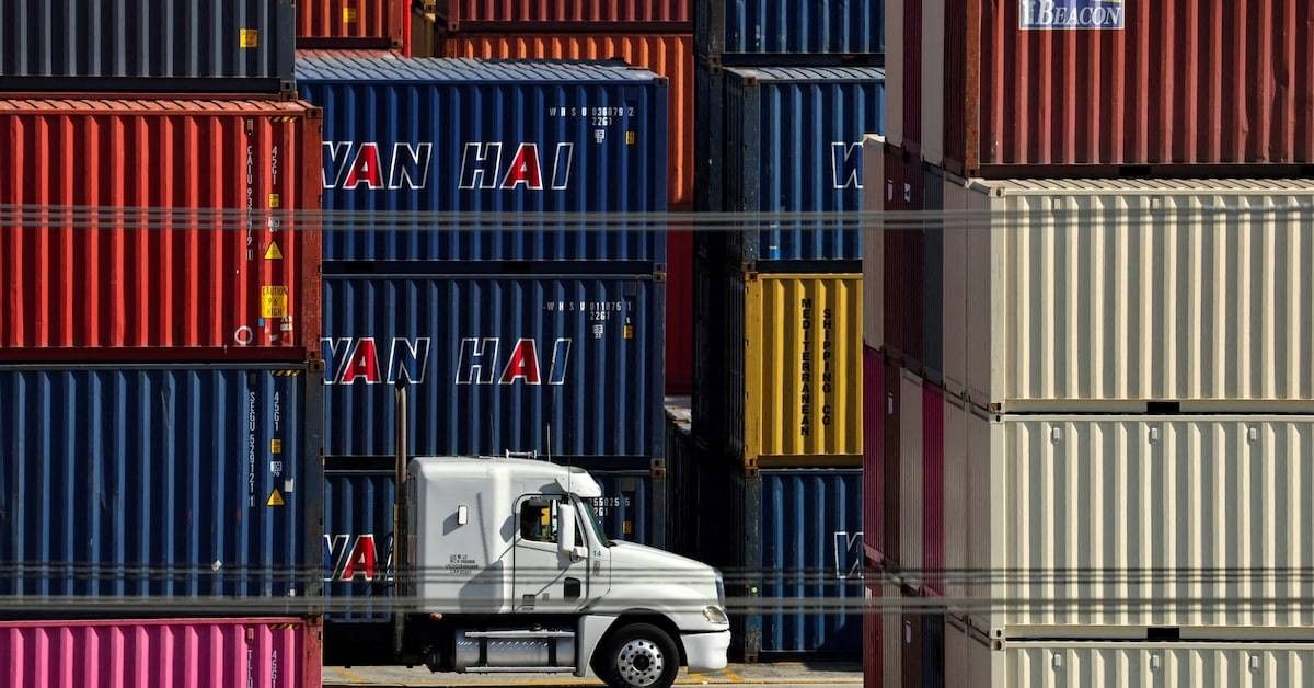 بدء تطبيق الرسوم الجمركية الأمريكي على الشاحنات والحافلات