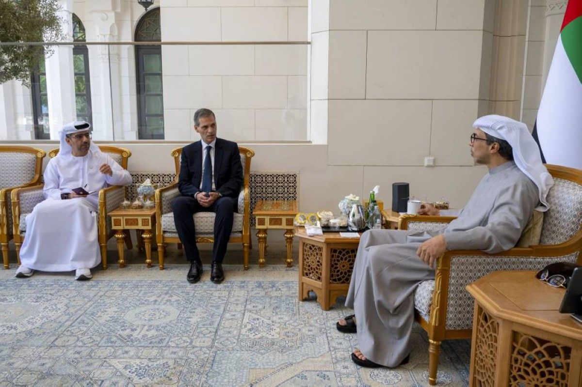 منصور بن زايد يستقبل رئيس مجلس إدارة مجموعة "سي إم إيه سي جي إم" الفرنسية