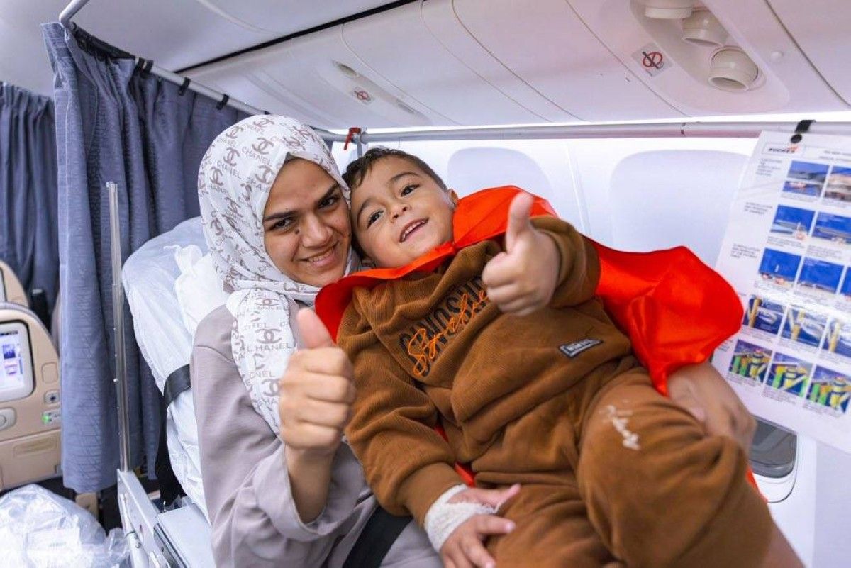 أنور قرقاش: هذه هي الإمارات.. موقف وإنسانية وعطاء في غزة