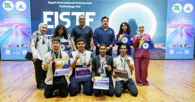 الفائزون في لقطة جماعية مع مشرفيهم