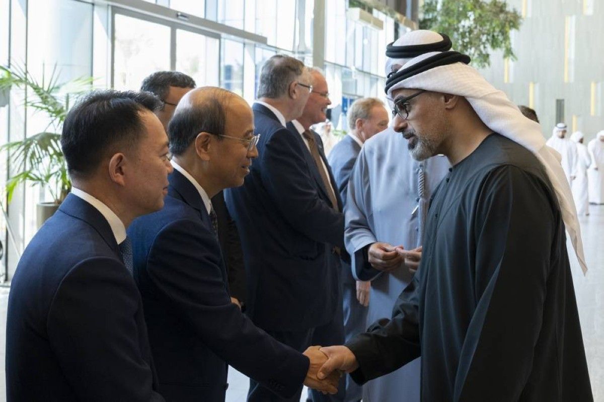 خالد بن محمد بن زايد يلتقي قادة قطاعات الطاقة والذكاء الاصطناعي والاستدامة